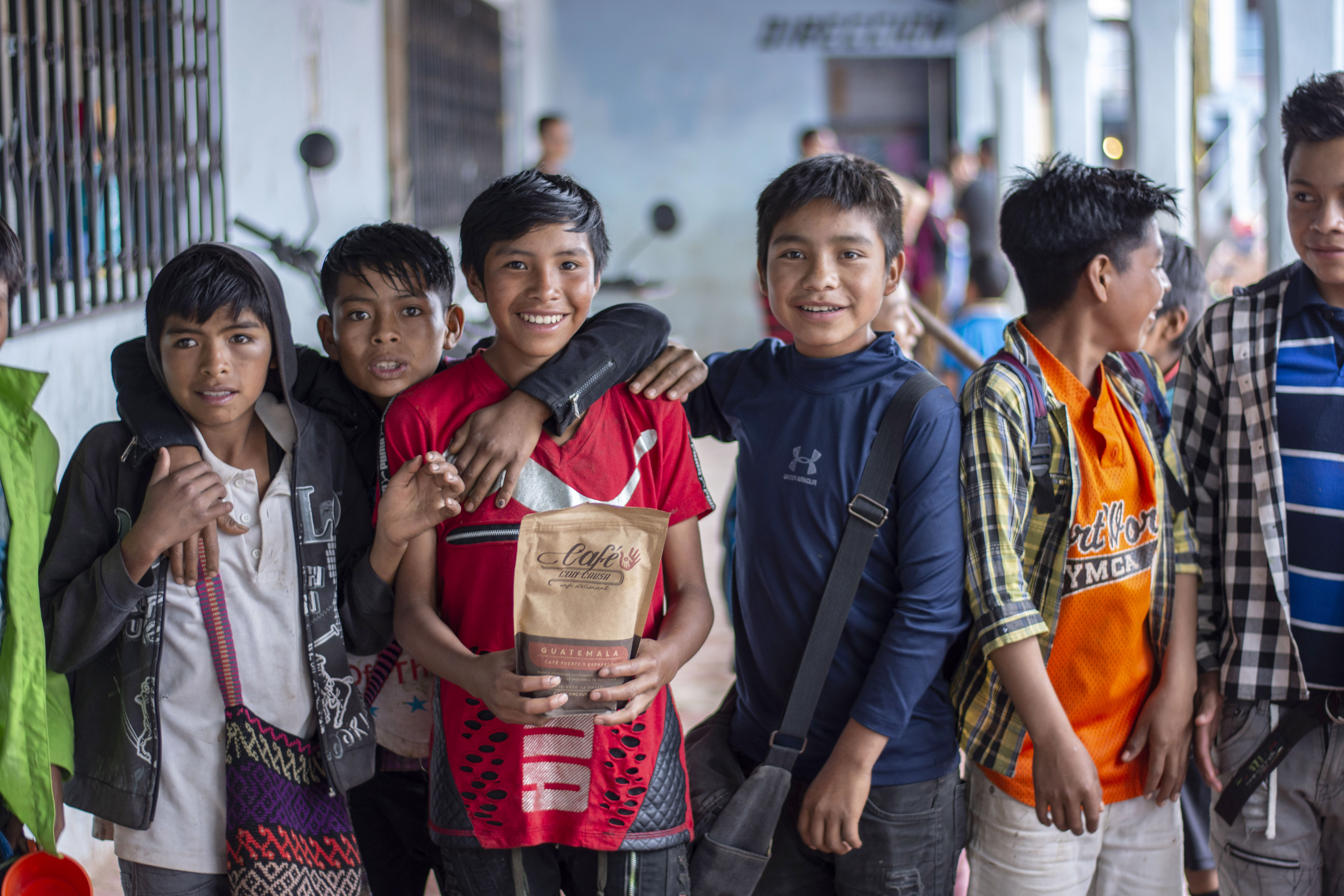 Un grupo de niños de Guaisná, San Mateo Ixtatán, sostienen una de las bolsas de café cuyas ganancias pagan el salario de los maestros que este año imparten clases en el básico. (Foto Prensa Libre: Mike Castillo)