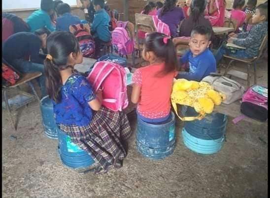 Niños de la escuela rural mixta de San Antonio Chiquito, Ixcán, Quiché, estudian sentados sobre cubetas, (Foto Prensa Libre: Héctor Cordero)