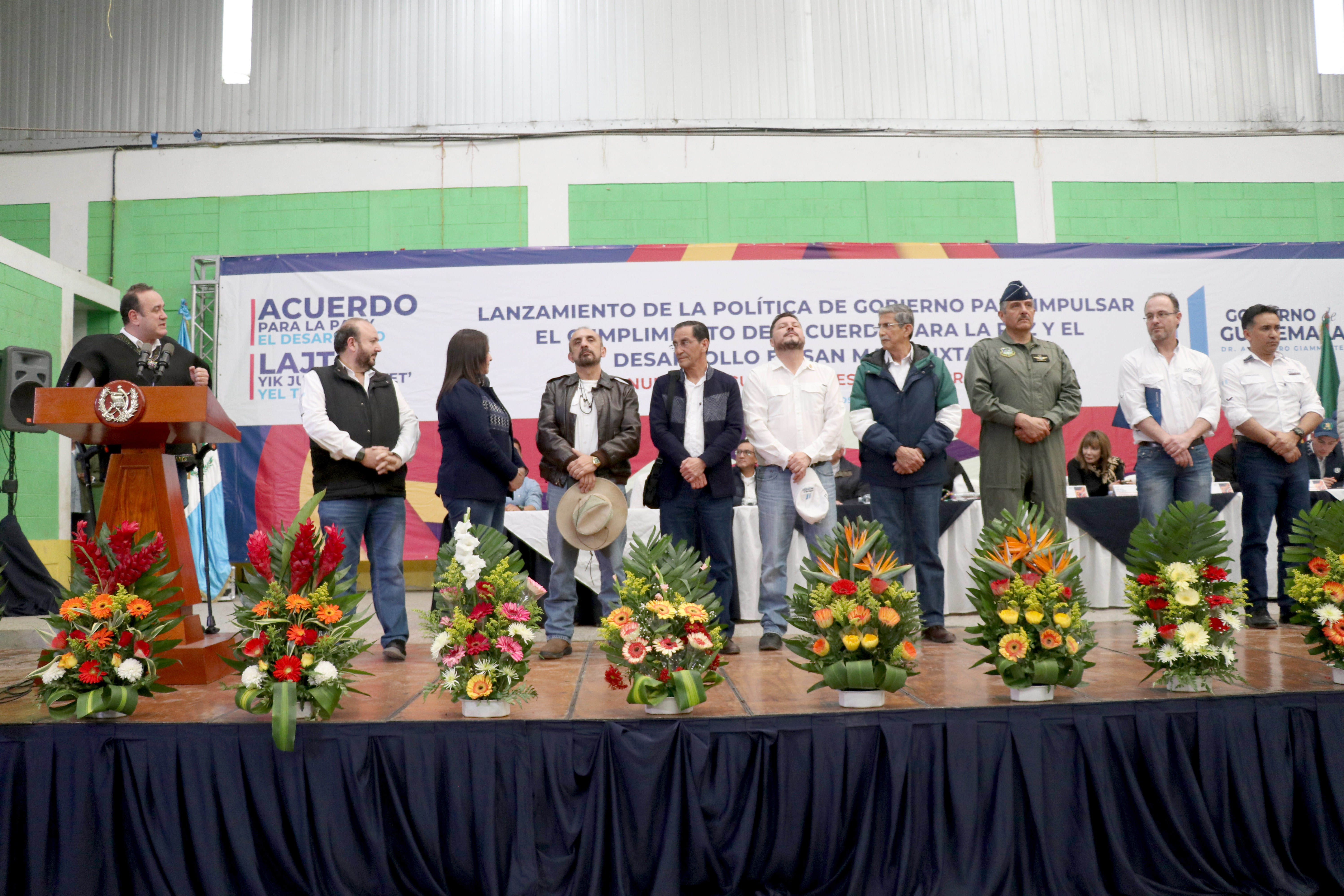 El presidente Alejandro Giammattei presenta a su gabinete a pobladores de San Mateo Ixtatán, Huehuetenango. (Foto Prensa Libre: Mike Castillo)