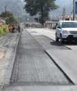 Un año después de la reparación de la carretera que comunica Cuatro Caminos con Totonicapán, la vía nuevamente es reparada por grietas en el asfalto. (Foto Prensa Libre: Mynor Toc)  