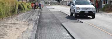 Un año después de la reparación de la carretera que comunica Cuatro Caminos con Totonicapán, la vía nuevamente es reparada por grietas en el asfalto. (Foto Prensa Libre: Mynor Toc)  