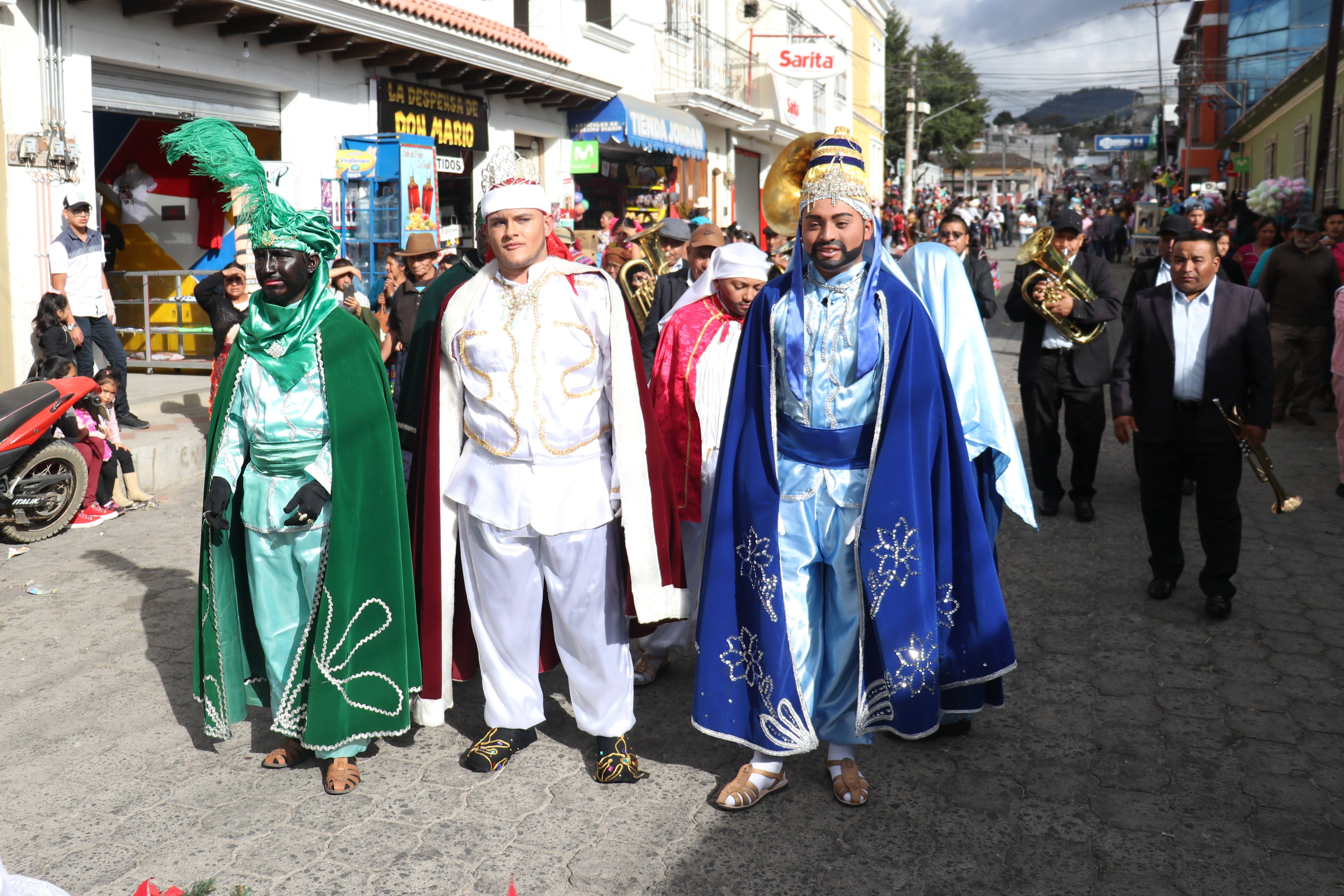 Los actores recorrieron las principales calles de la cabecera municipal de Salcajá. (Foto Prensa Libre: Raúl Juárez)