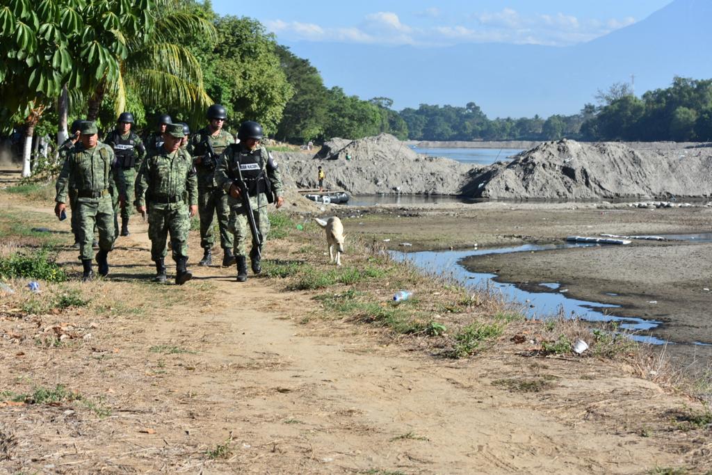 Un grupo de elementos de la Guardia Nacional patrulla la ribera del río Suchiate que divide México y Guatemala. (Foto Prensa Libre: Mynor Toc) 