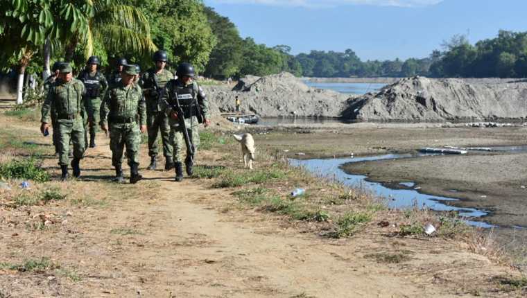 Un grupo de elementos de la Guardia Nacional patrulla la ribera del río Suchiate que divide México y Guatemala. (Foto Prensa Libre: Mynor Toc) 