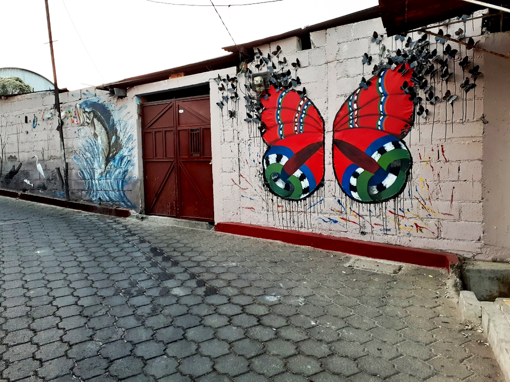 En concurrida calle de San Pedro La Laguna, Sololá, elaboraron el mural ecológico. (Foto Prensa Libre: Juan Méndez Chavajay) 