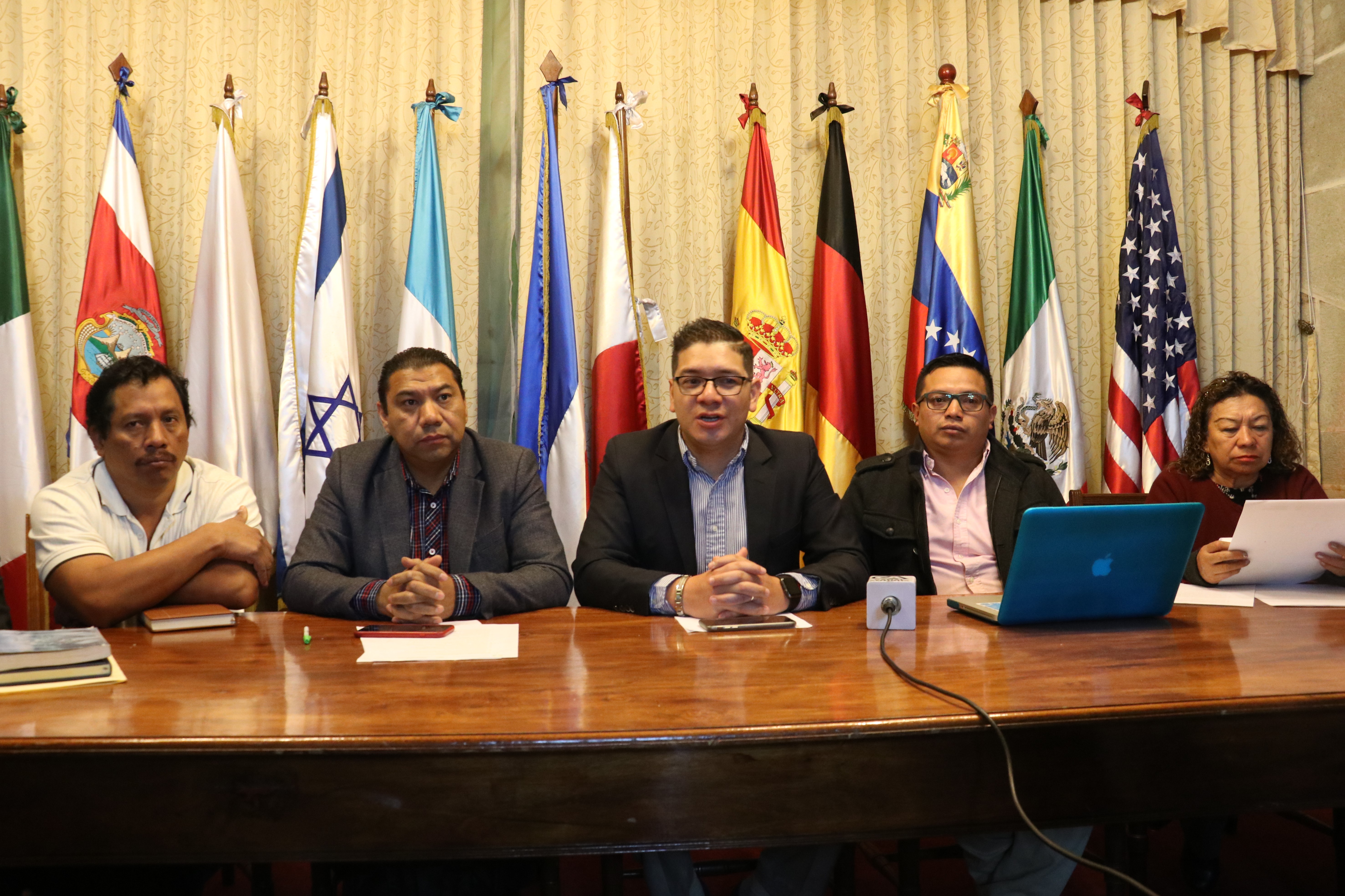 Jason Ochoa -centro- representante de sociedad civil fue el encargado de dar detalles de la convocatoria. (Foto Prensa Libre: Raúl Juárez)