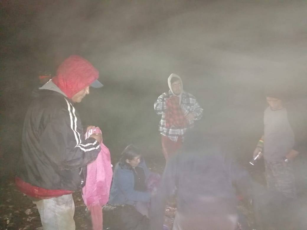 La patrulla de los Bomberos Voluntarios acudió al volcán Atitlá, Sololá, para rescatar a turistas. (Foto Prensa Libre: CBV) 