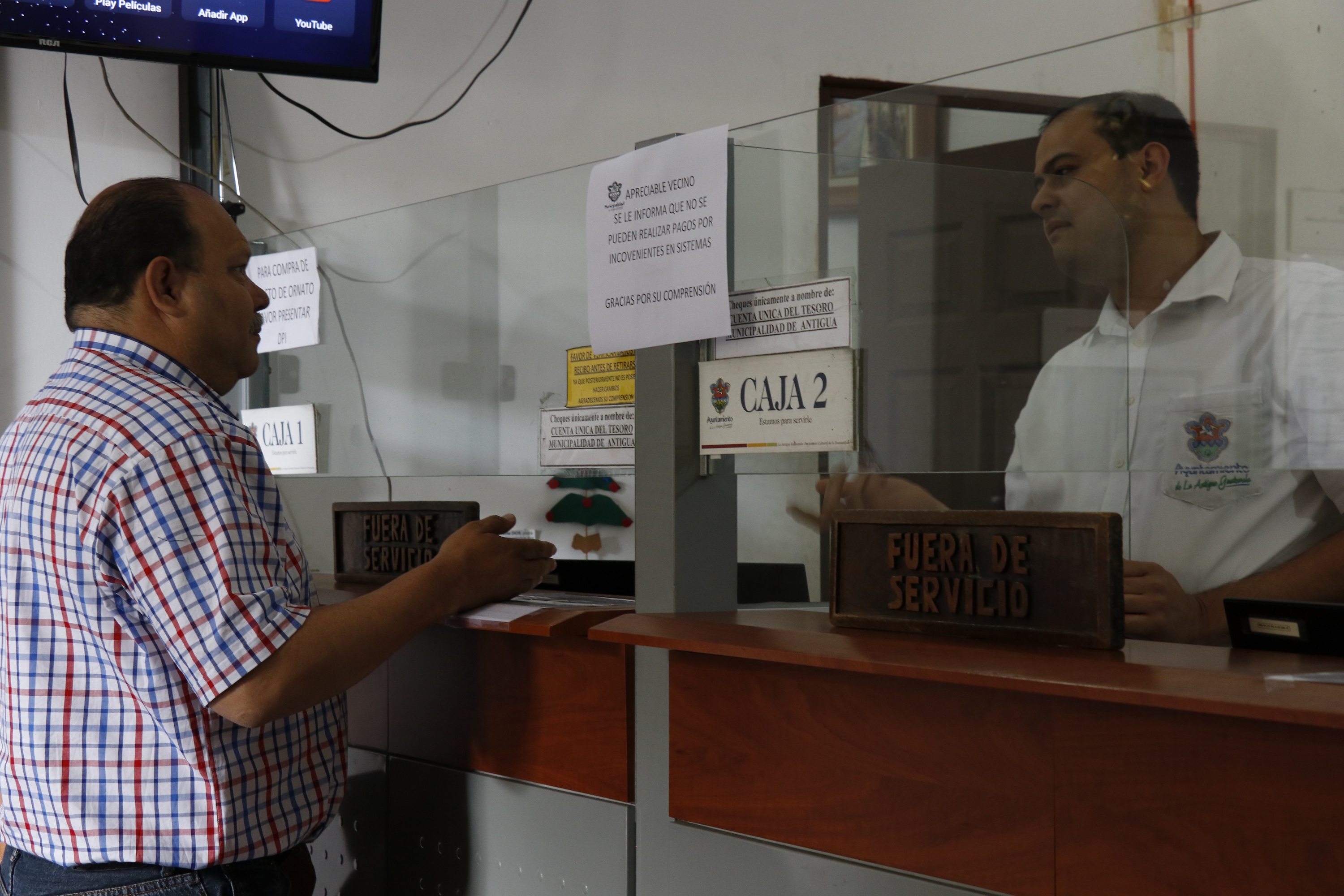 Usuarios de la Municipalidad de Antigua Guatemala no pueden pagar arbitrios y servicios municipales. (Foto Prensa Libre: Julio Sicán)