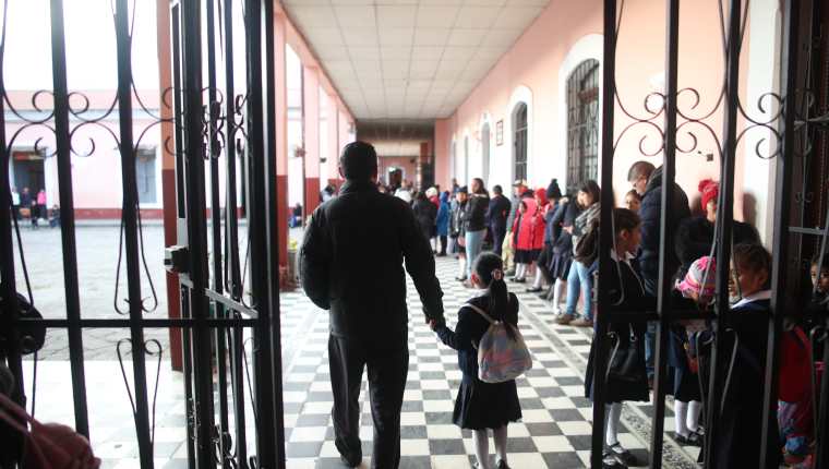 Estudiantes podrán ingresar a clases más tarde por autorización de la Dideduc. (Foto Prensa Libre: María Longo) 