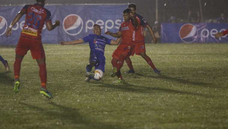 El juego entre cobaneros y rojos fue bastante enredado. (Foto Prensa Libre: José Sierra)