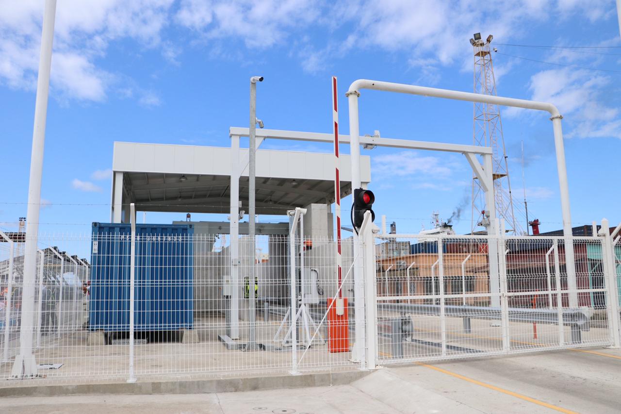 El presidente Alejandro Giammattei se pronunció por primera vez por la situación que atraviesa la Empresa Portuaria Nacional Santo Tomás de Castilla en Izabal, y ordenó el funcionamiento de los rayos X. (Foto Prensa Libre: Dony Stewart)