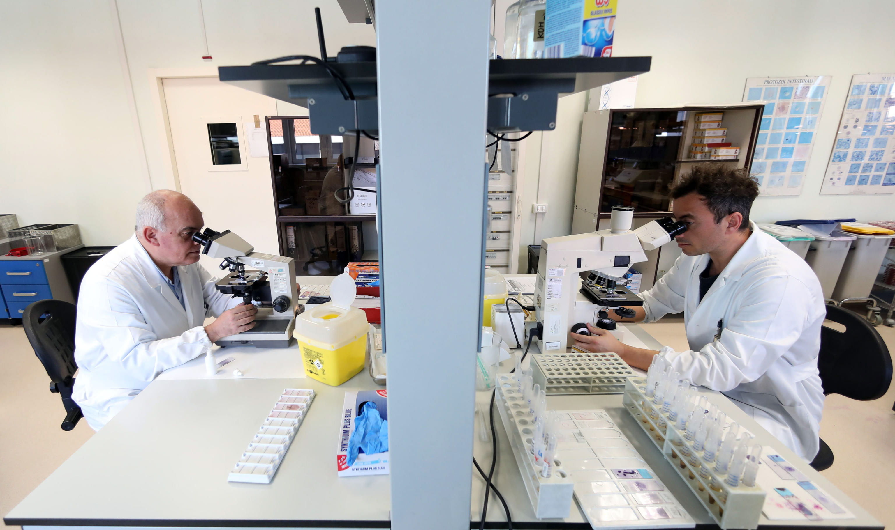https://www.prensalibre.com/wp-content/uploads/2020/01/Researchers-at-work-for-possible-emergency-of-the-Coronavirus_50158368-1.jpg?quality=52