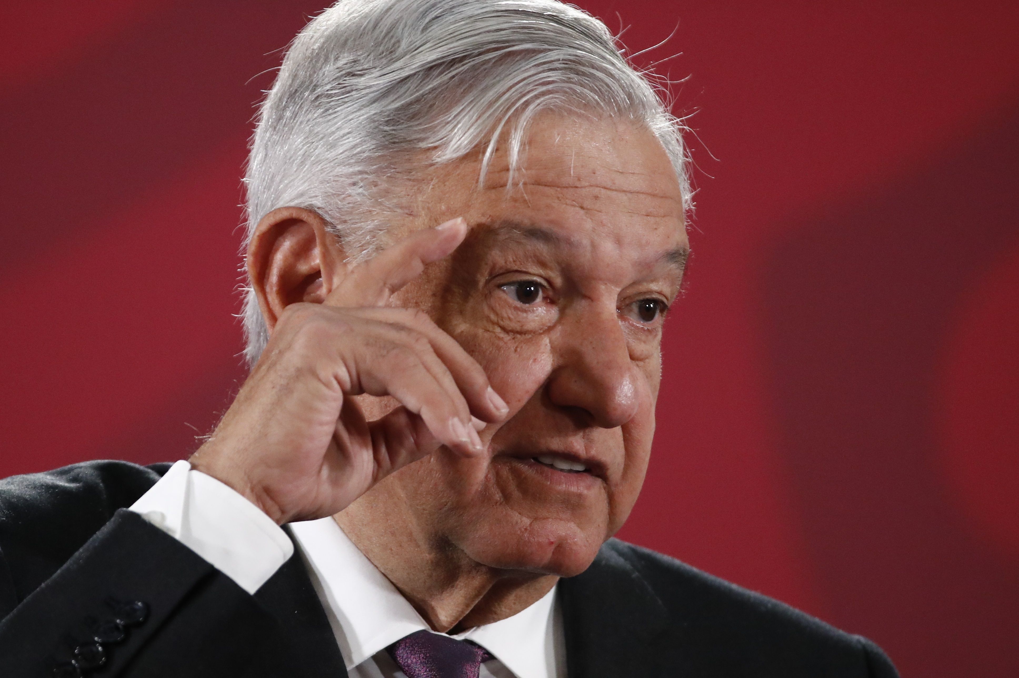MEX3822. CIUDAD DE MÉXICO (MÉXICO), 27/01/2020.- El presidente de México, Andrés Manuel López Obrador, ofrece una rueda de prensa matutina este lunes, en el Palacio Nacional, en Ciudad de México (México). López Obrador tomó distancia este lunes del conflicto interno que se vive en el Movimiento Regeneración Nacional (Morena), partido que él fundo en 2011, respecto a la renovación de su dirigencia. EFE/ José Méndez