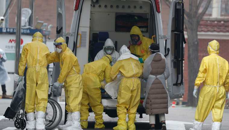 Una persona sospechosa de portar coronavirus es evacuada en Corea del Sur. (Foto Prensa Libre: EFE)