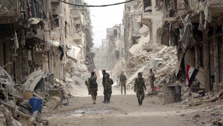 Soldados patrullan en Damasco, Siria, después de un repunte de la violencia entre varios grupos, entre ellos yihadistas del Estado Islámico. (Foto Prensa Libre: EFE)