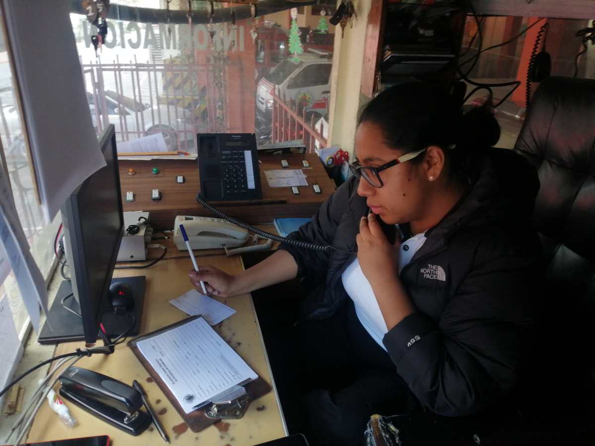 Fabiola Jocol, telefonista de la Quinta Compañía de Bomberos Voluntarios, atiende las llamadas de emergencia. (Foto Prensa Libre: María Longo)  
