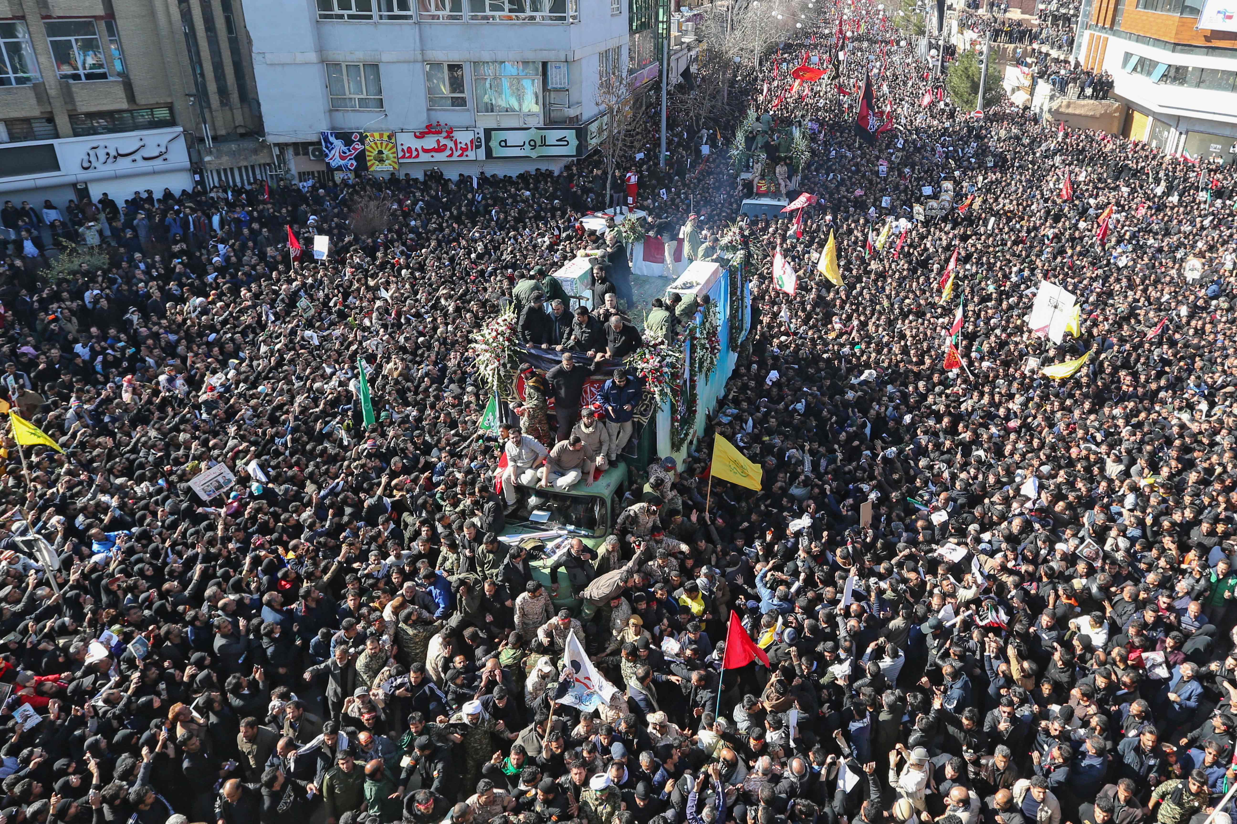 Millares de iraníes acompañan el cortejo con los restos de Qasem Soleimani. (Foto Prensa Libre: Hemeroteca PL)