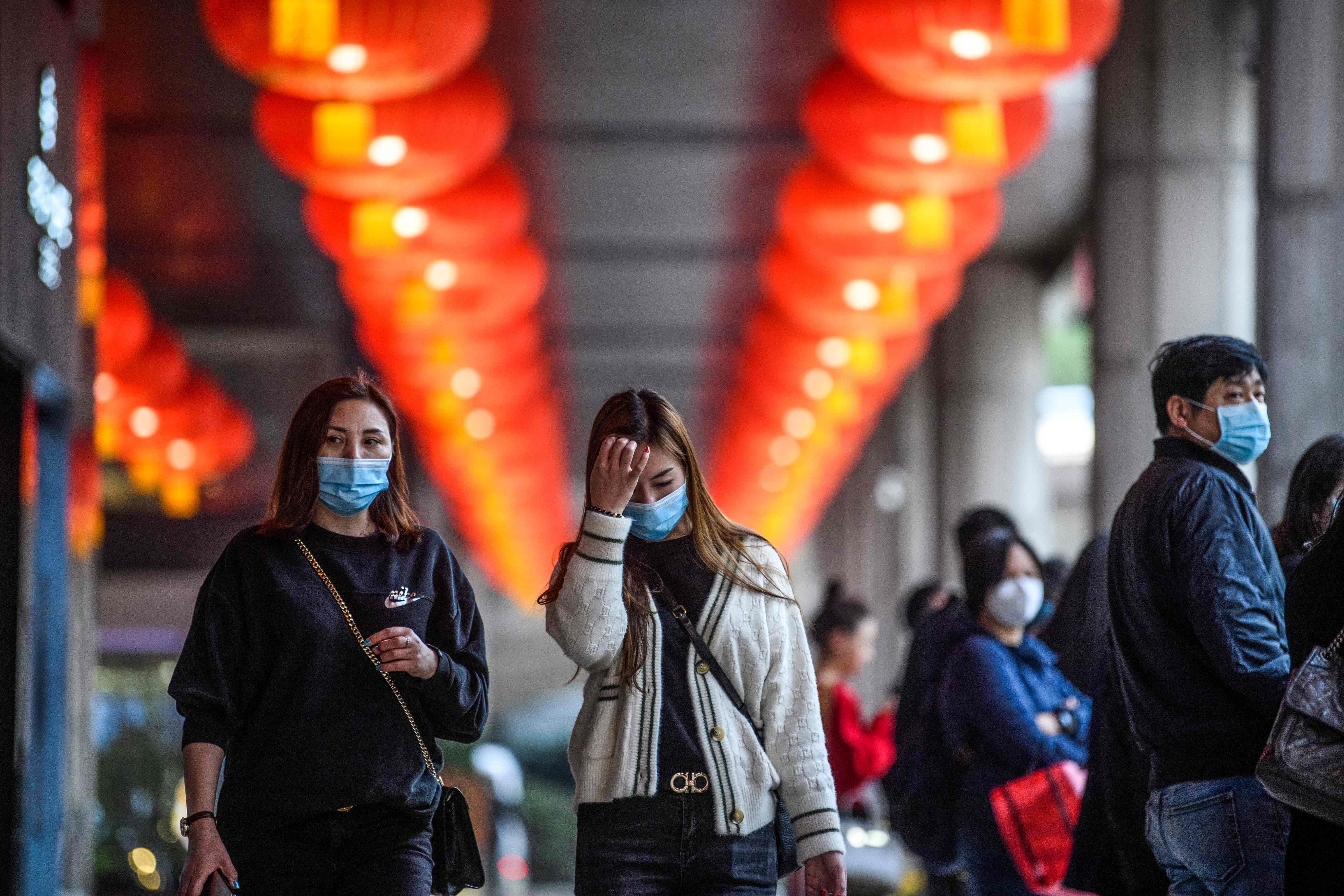 Peatones se protegen con mascarillas en Macao, China. (Foto Prensa Libre: AFP)