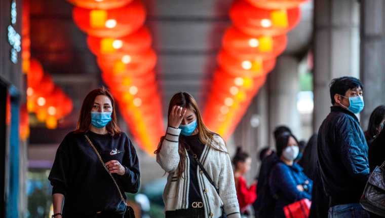 Peatones se protegen con mascarillas en Macao, China. (Foto Prensa Libre: AFP)
