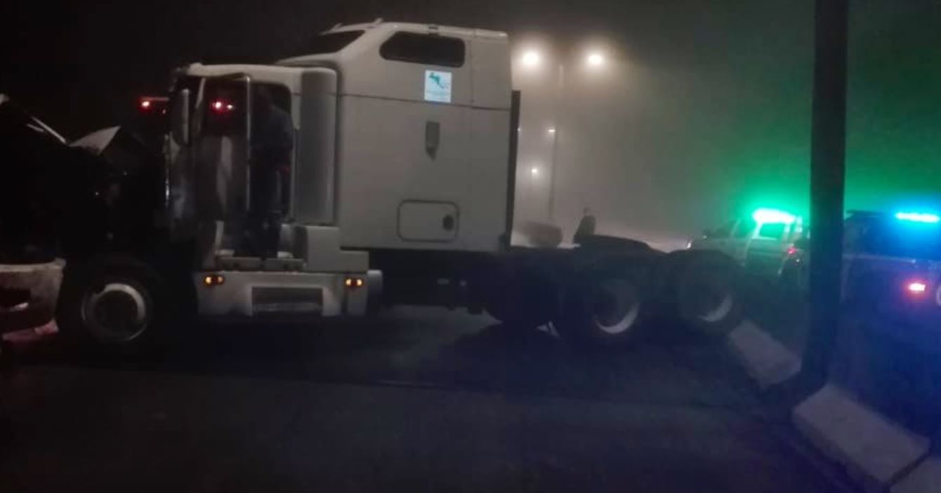 Tráiler accidentado en la ruta a El Salvador. (Foto Prensa Libre: Amílcar Montejo). 