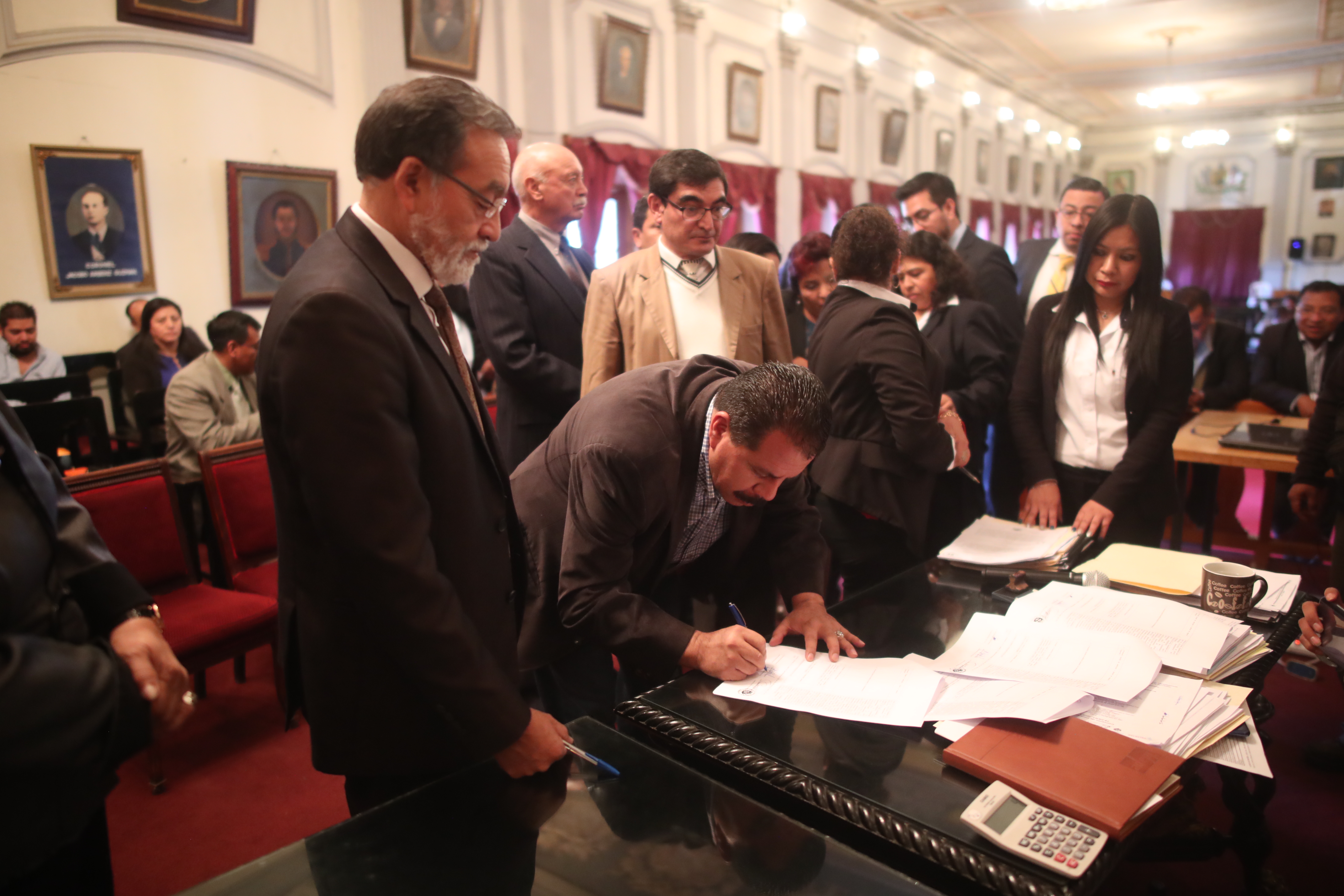 Autoridades municipales actuales entregaron documentos e información a los electos. (Foto Prensa Libre: María Longo) 