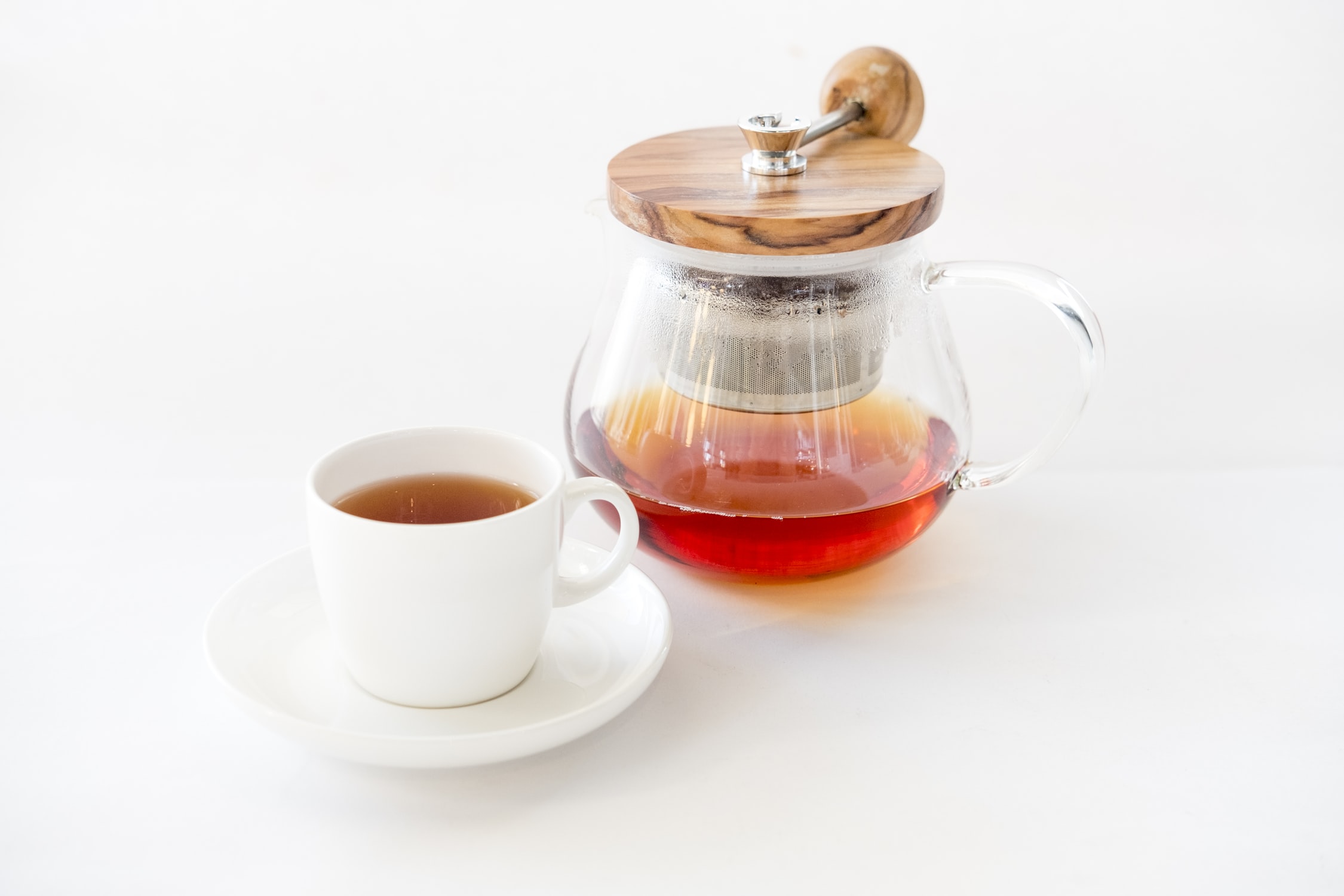 Ya sea frío o caliente, el té es una de las bebidas que puede incluir en su dieta para consumir la cantidad de líquidos que necesita de su cuerpo, mientras disfruta de sabores únicos. (Foto Prensa Libre: Servicios)