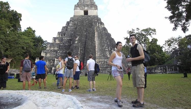 Tikal es uno de los principales sitios turísticos del país, pero necesita mejorar sus servicios al visitante. (Foto, Prensa Libre: Hemeroteca PL). 