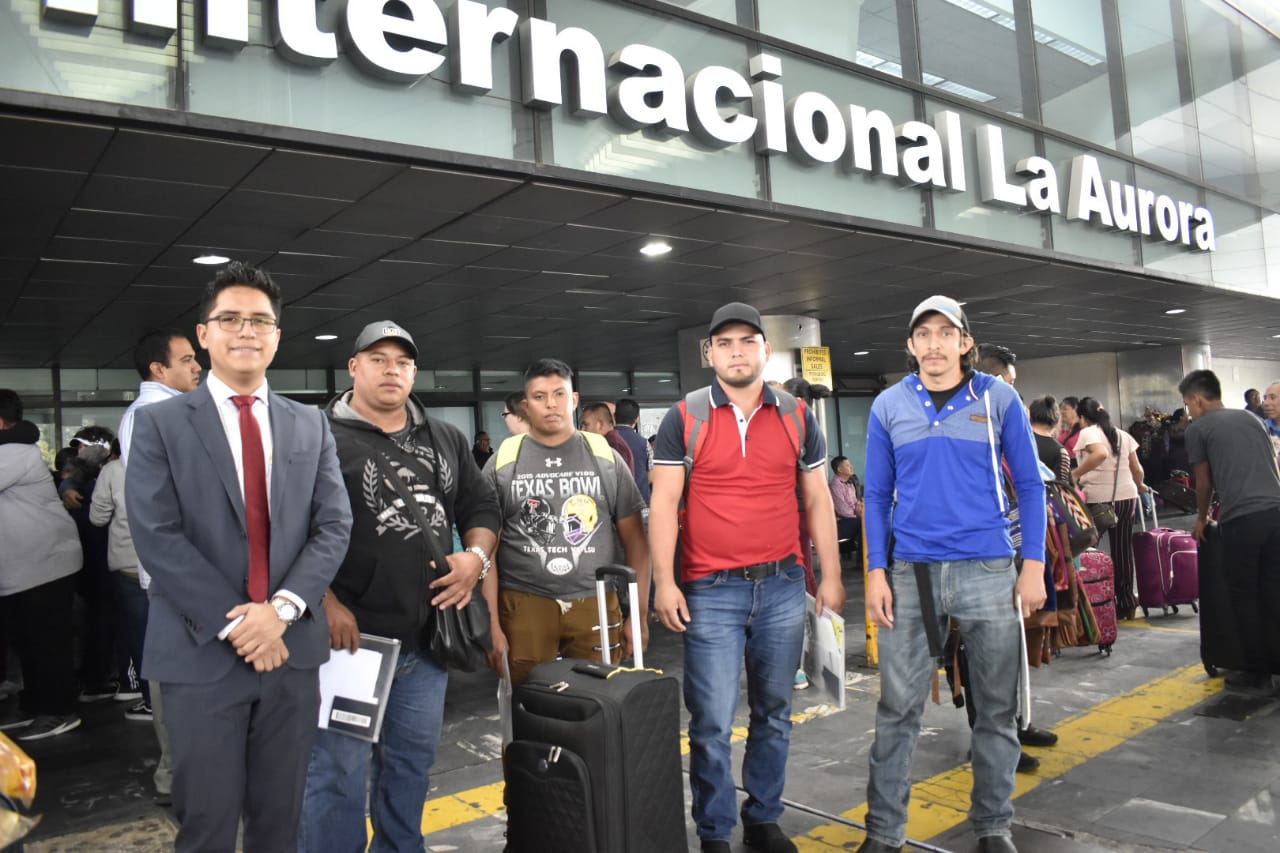 Cuatro trabajadores guatemaltecos viajaron para un contrato temporal a Canadá, les acompañó al aeropuerto el delegado del departamento de Movilidad Laboral (Foto, Prensa Libre: Mintrab). 