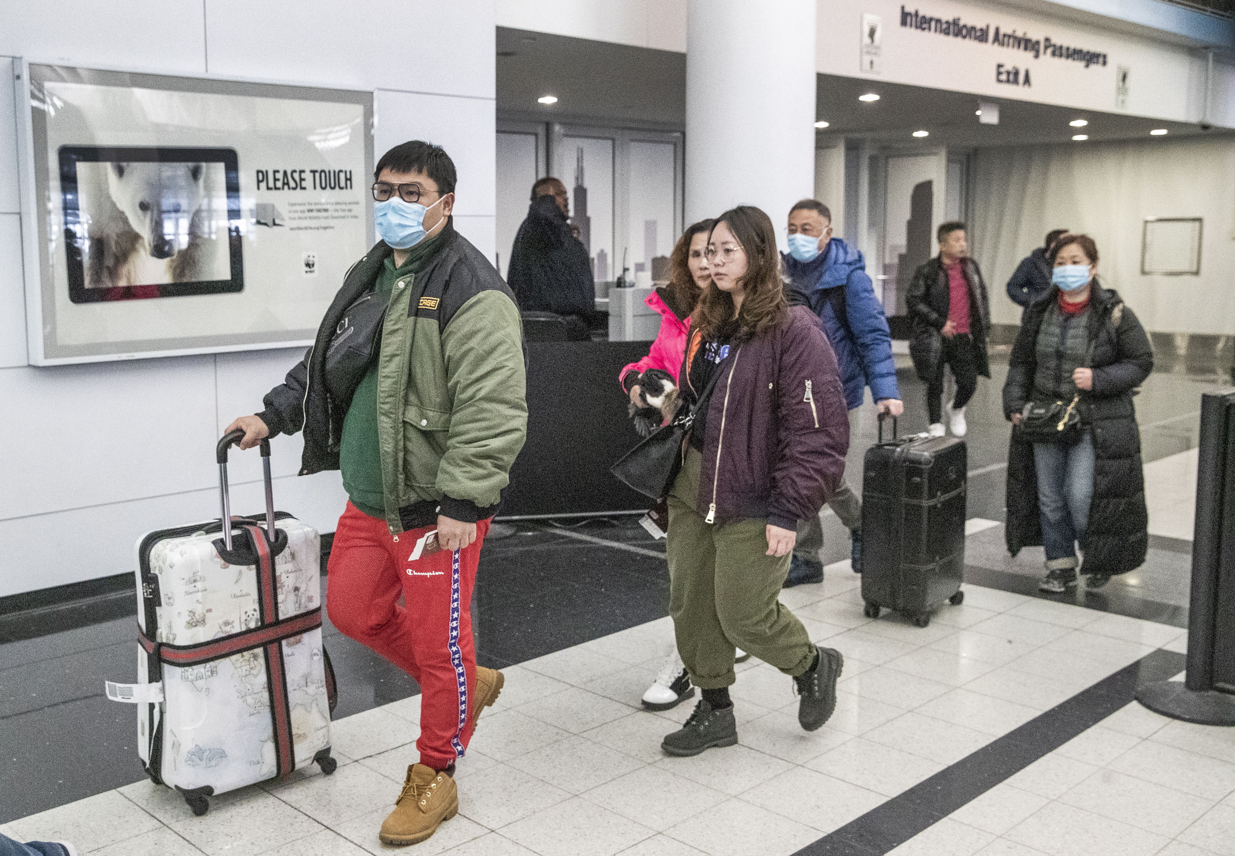 Viajeros asiáticos llegan al aeropuerto O'Hare en Chicago, Illinois, EE. UU., país en el que ya se han confirmado dos personas contagiadas. (Foto Prensa Libre: EFE)