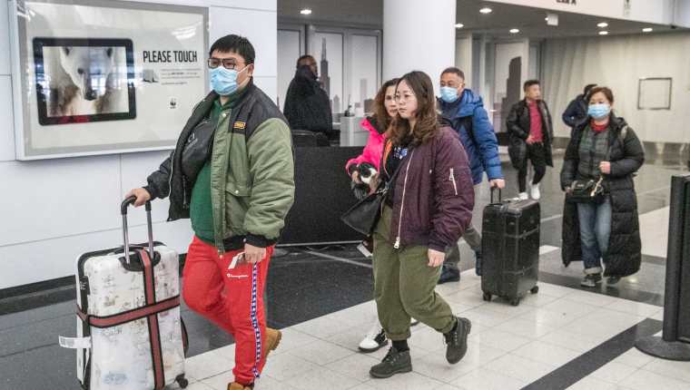 Viajeros asiáticos llegan al aeropuerto O'Hare en Chicago, Illinois, EE. UU., país en el que ya se han confirmado dos personas contagiadas. (Foto Prensa Libre: EFE)