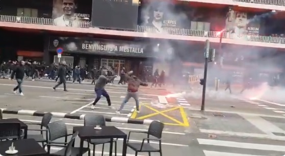 Aficionados se enfrentan en las calles de Valencia, España. (Foto Prensa Libre: Twitter)