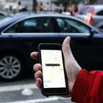 Usuario sostiene un teléfono móvil mientras utiliza una aplicación de transporte por plataforma digital en la ciudad de Guatemala.