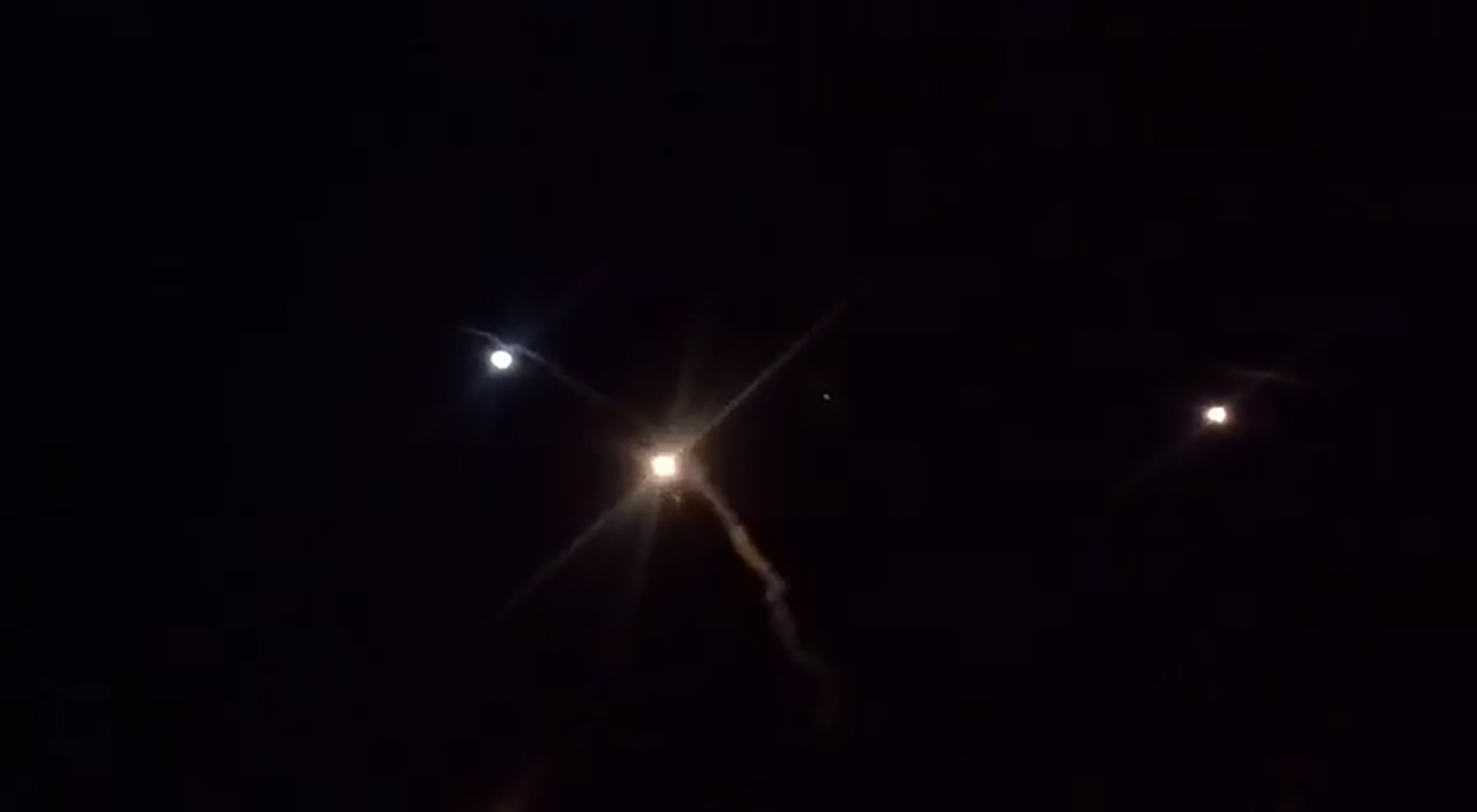 Captura de imagen de un video divulgado por Irán que muestra presuntamente cohetes lanzados contra la base militar Ein-al Asad en Irak. (Fuente: AFP)
