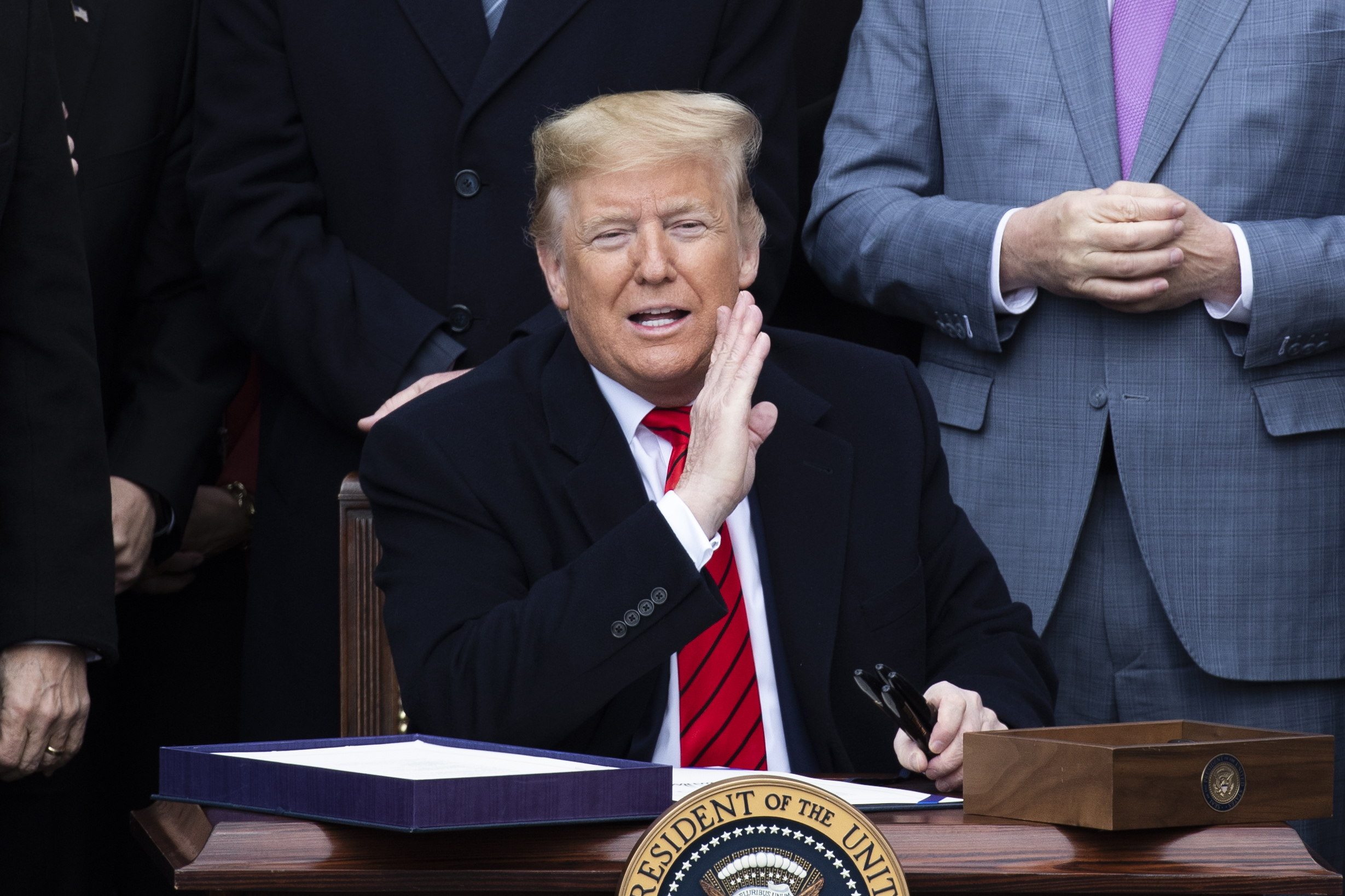 Donald Trump, presidente de Estados Unidos, firma el T-Mec en la Casa Blanca. Foto Prensa Libre: AFP
