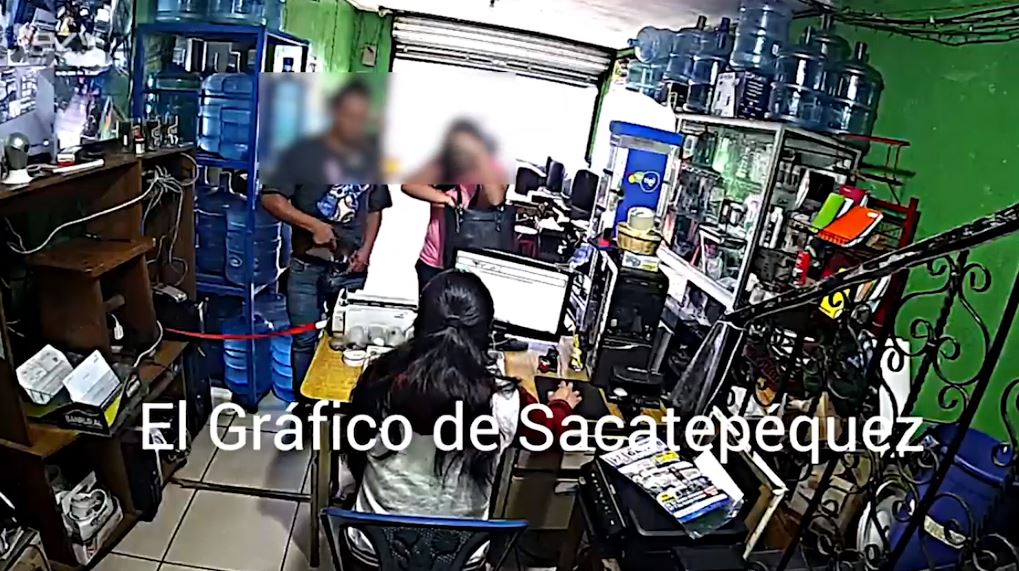 Momento del asalto en San Bartolomé Milpas Altas. (Foto Prensa Libre. Tomada del video del El Gráfico de Sacatepéquez). 