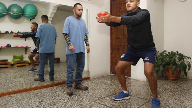 El volante Víctor Guay se recupera de una lesión en la pierna izquierda. (Foto Prensa Libre: José Sierra)