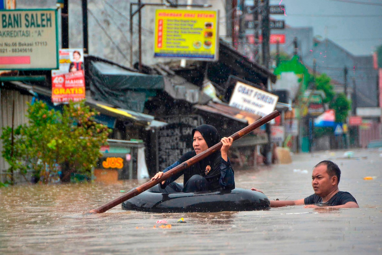Las inundaciones dejaron a decenas de personas navegando en lanchas neumáticas. Foto Prensa Libre: AFP