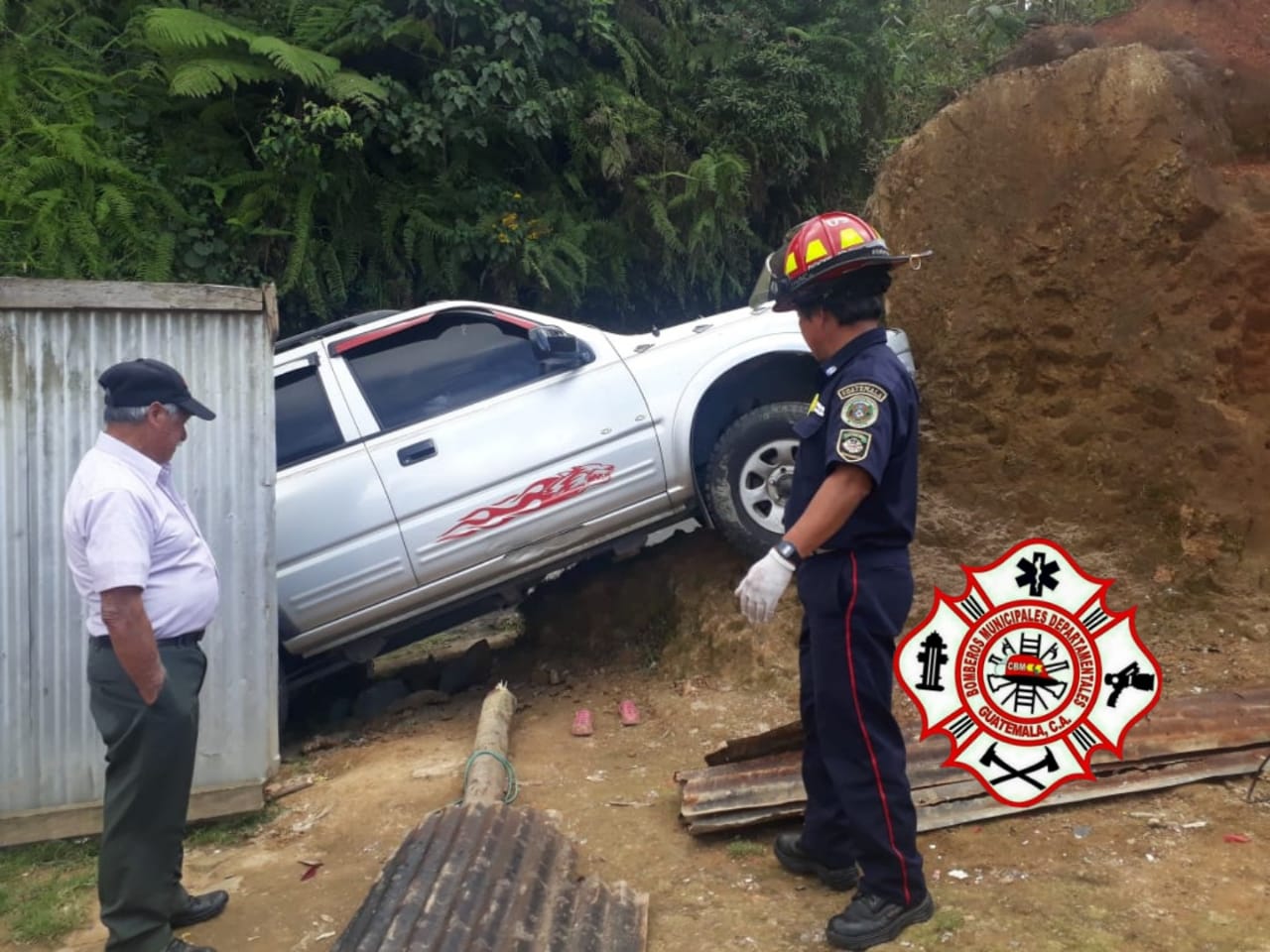 El piloto del vehículo perdió el control y cayó sobre el patio de una vivienda. (Foto Prensa Libre: Bomberos Municipales Departamentales)