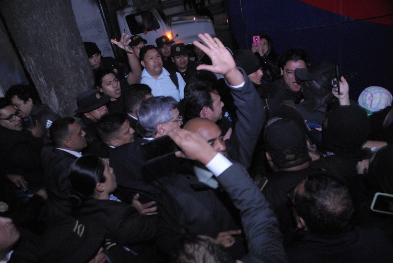 Jimmy Morales llegó a un hotel de la zona 13 para ser juramentado como diputado al Parlacen, pero fue recibido con gritos de los manifestantes. (Foto cortesía)