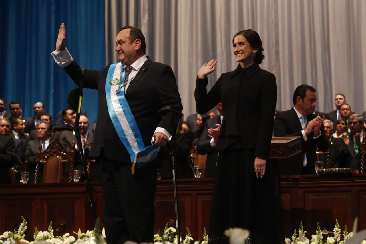 El nuevo presidente Alejandro Giammattei saluda a los asistentes. (Foto: Prensa Libre)