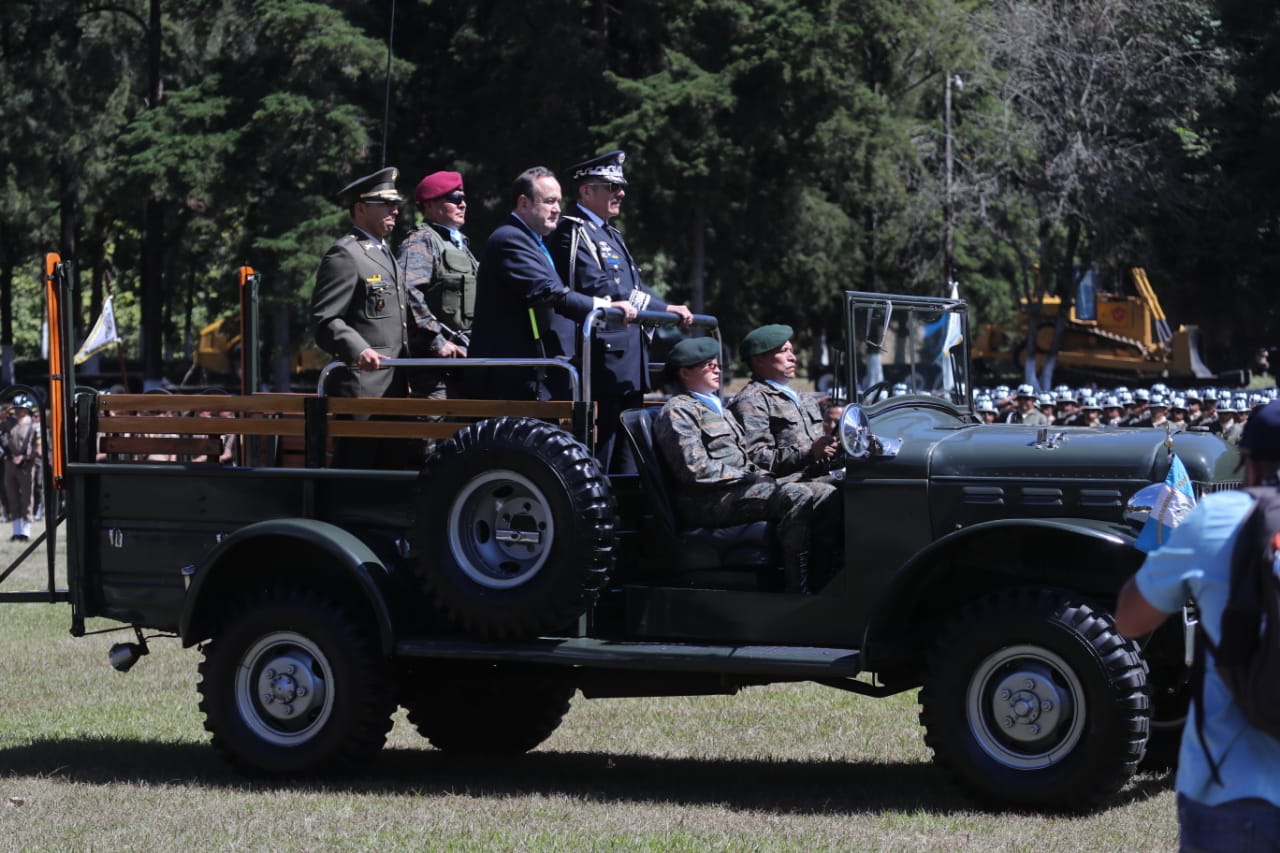 El Ejército le rindió honores a Alejandro Giammattei el 15 de enero después de haber sido juramentado como Presidente de la República. (Foto Prensa Libre: Erick Ávila)