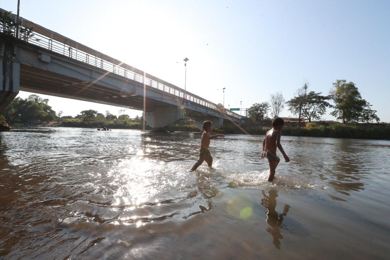 Migrantes atraviesan el río Suchiate, límite nacional de Guatemala y México. (Foto Prensa Libre: Mynor Toc)