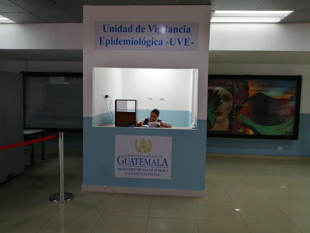 El kiosko de Vigilancia Epidemiológica fue instalado hace 15 días en el Aeropuerto Internacional La Aurora. (Foto Prensa Libre: DGAC)