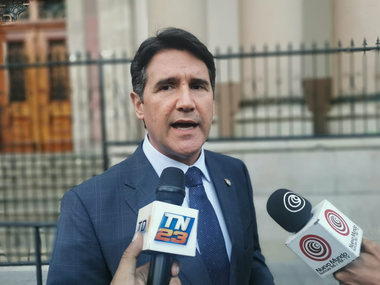 El alcalde Ricardo Quiñónez dio declaraciones al salir de Casa Presindencial. (Foto Prensa Libre: La Red)