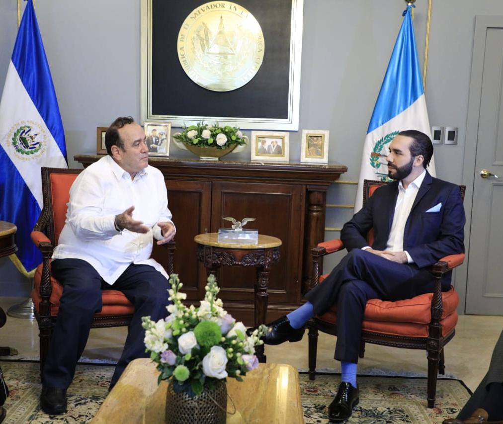 Presidentes Alejandro Giammattei y Nayib Bukele en reunión bilateral antes de dar a conocer el convenio de "cielos abiertos" que beneficia a ambos países. (Foto Prensa Libre: la Red)