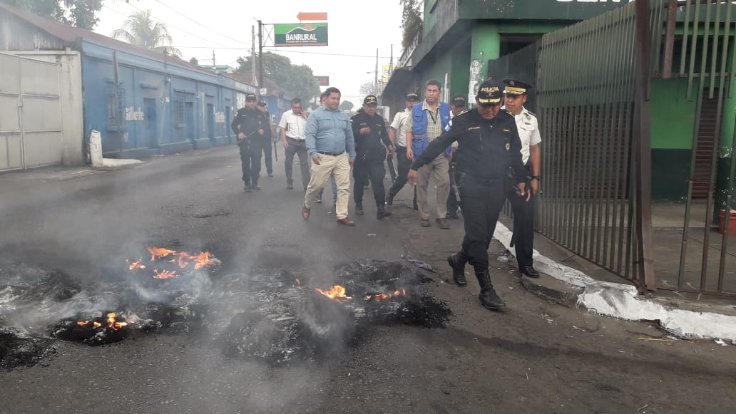 Policías y motociclistas protagonizan enfrentamiento en Siquinalá