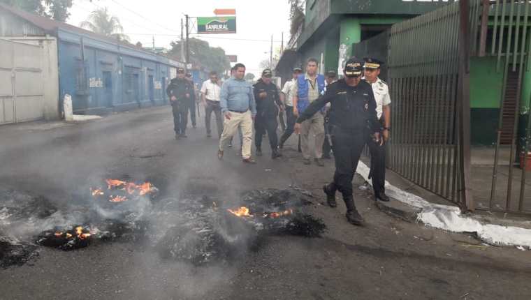 Enfrentamiento entre policías y motoristas en Siquinalá. (Foto Prensa Libre: Carlos Paredes)