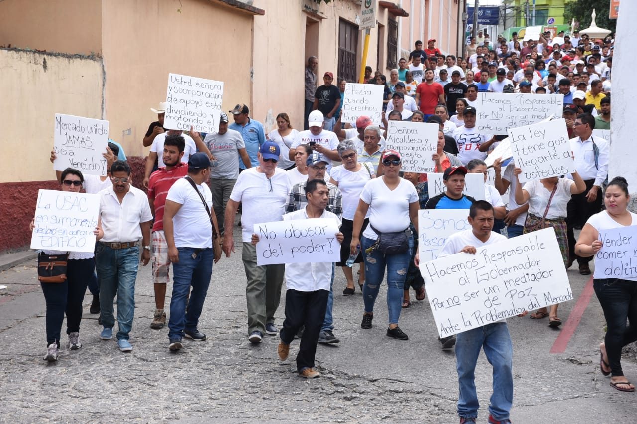 Vendedores del mercado municipal de Zacapa recorren las calles de la cabecera en señal de protesta ante disposición edil. (Foto Prensa Libre: Wilder López)