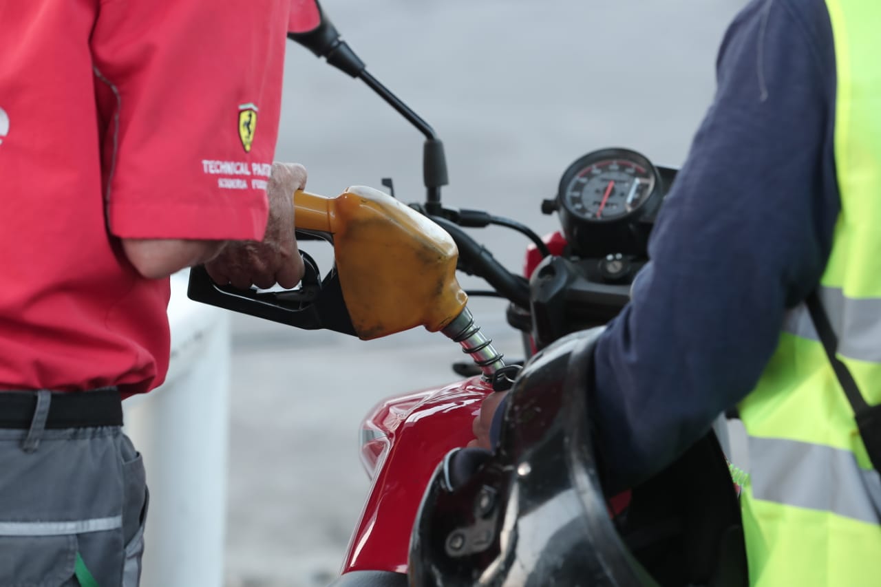 El mercado del petróleo sufrirá en los próximos meses porque a la guerra de precios de Arabia Saudita se suma el freno del crecimiento económico mundial provocado por el coronavirus. (Foto Prensa Libre: Juan Diego González)