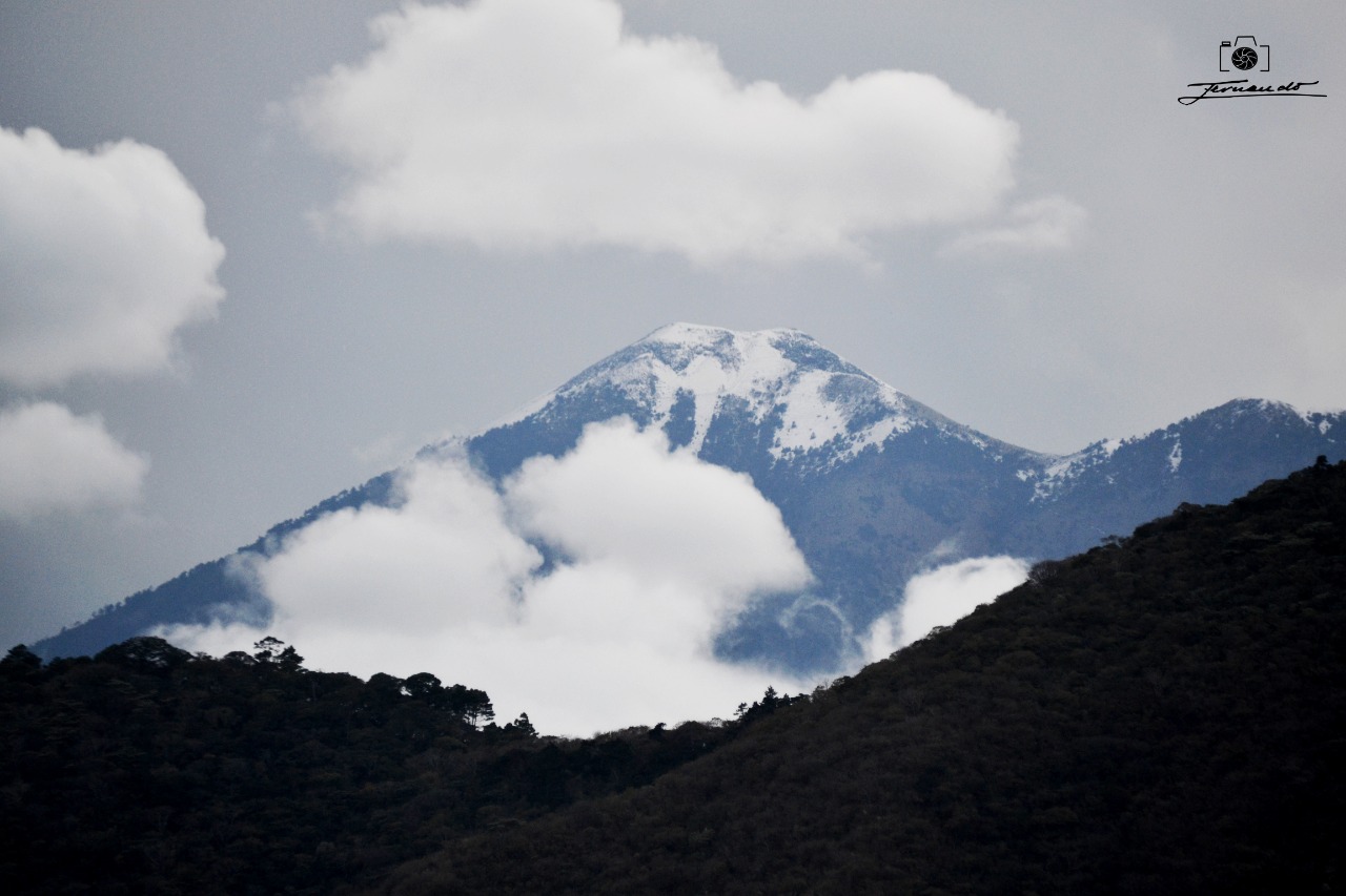 Vista del volcán Acatenango desde San Felipe de Jesús, Antigua Guatemala, donde se puede observar la capa de hielo que se formó en la cima del volcán. (Foto cortesía de Fernando Ixcamey)